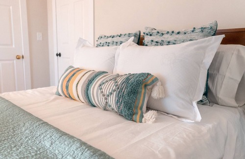 Beverly Apartment | 2BR Suite|Minutes to Salem|Steps to Ocean 4KTV|Fast Wifi|