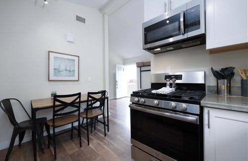 Pacifica House | 2BR townhome 3mins from Beach!