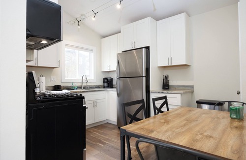 Pacifica House | 2BR townhome 3mins from Beach!