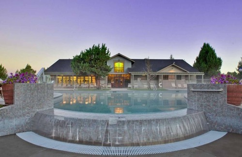 Redmond Apartment | 2BR Townhome | Golf. Pool. Free Parking
