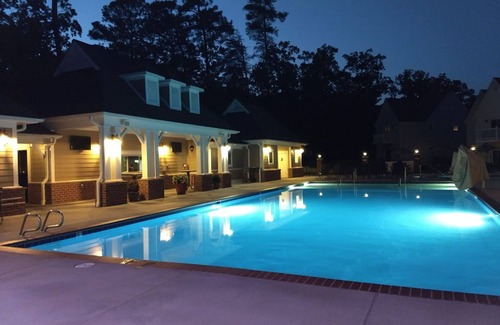 Lackey House | 2BR Townhome - Sleeps 6 - Resort Pools, Near Busch Gardens & Water Country
