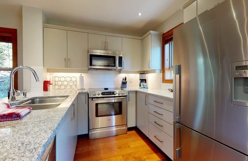 Blackcomb House | 2BR | Treeline - Benchlands | Dog Friendly | Ski-in Access | Free Parking
