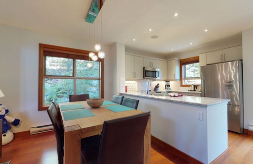 Blackcomb House | 2BR | Treeline - Benchlands | Dog Friendly | Ski-in Access | Free Parking