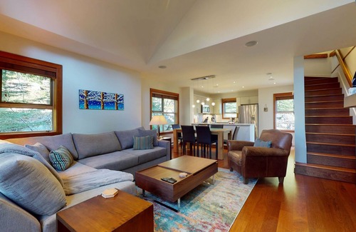 Blackcomb House | 2BR | Treeline - Benchlands | Dog Friendly | Ski-in Access | Free Parking