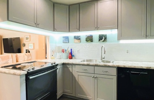 Old Town Cottage | 2BR Urban Retreat Close to Downtown: Yard, Patio, Modern Amenities