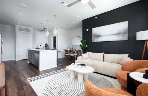 Southtown Apartment | 2BR UrbanEscape w/Gym, Prkng Near Rvrwalk & Dome