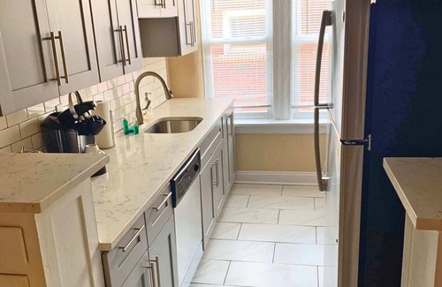 University City Apartment | 2BR W&D|Mins to Delmar Loop, WashU, DTown Clayton