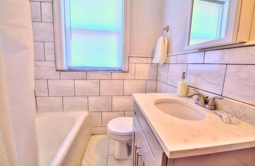 University City Apartment | 2BR W&D|Mins to Delmar Loop, WashU, DTown Clayton