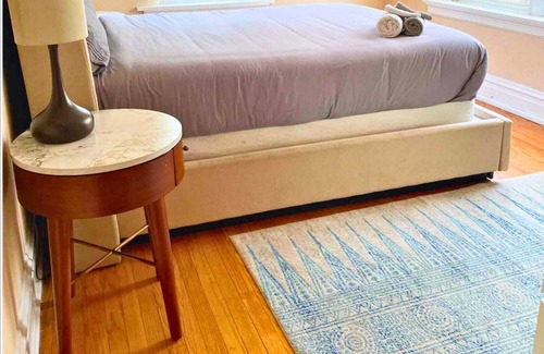 University City Apartment | 2BR W&D|Mins to Delmar Loop, WashU, DTown Clayton