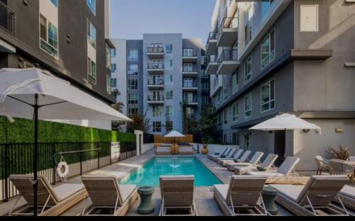City West Apartment | 2BR w parking located DTLA!