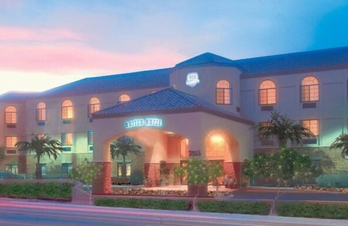 Miramonte Resort | 2BR w/WiFi & Resort Pool Near Attractions- Golf, Hike, Explore, Shop & Dine!