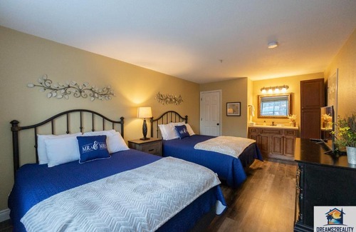 Branson House | 2BR Walk-In Condo - Near the 76 Strip - Pool - FREE TICKETS INCLUDED - CLC-7