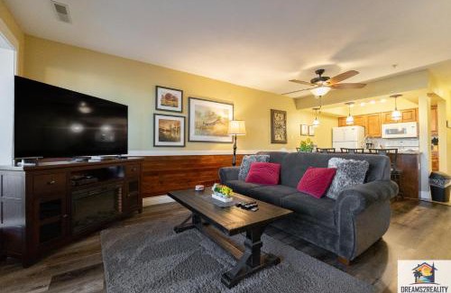 Branson House | 2BR Walk-In Condo - Near the 76 Strip - Pool - FREE TICKETS INCLUDED - CLC-7