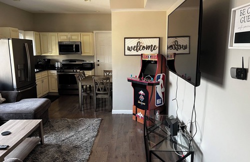 Chelsea House | 2BR with a king, queen-beds sofa bed 65’TV free parking close to everything