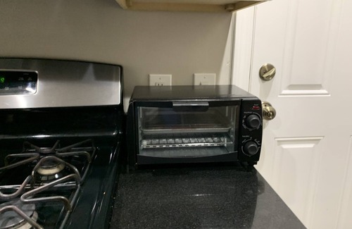 Chelsea House | 2BR with a king, queen-beds sofa bed 65’TV free parking close to everything