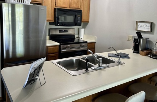 Notch Estates Condo | 2mi to Silver Dollar City | Pool & Playground- Whistle Stop Haven