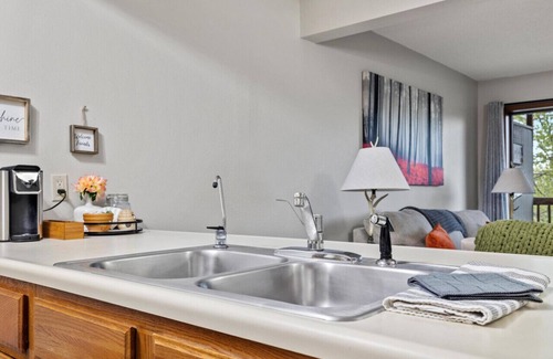 Notch Estates Condo | 2mi to Silver Dollar City | Pool & Playground- Whistle Stop Haven