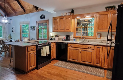 Helen Cabin | 2miles to HELEN, Spa, GAME RM, Firepit, CRNHOLE, horseshoes
