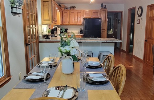 Helen Cabin | 2miles to HELEN, Spa, GAME RM, Firepit, CRNHOLE, horseshoes