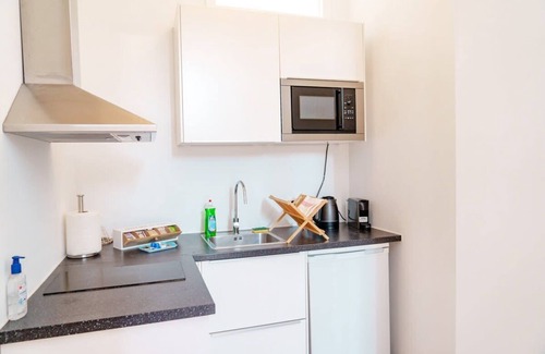 Brussels Apartment | 2min→Midi Station/Smart TV/Self Check-In/Netflix