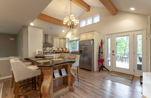 Roseland House | 2min to Ski Hot Tub EV Charger Mountain View DogOK