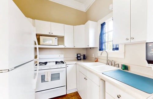 Thomas Square Apartment | 2nd-floor apartment near Savannah River with full kitchen, washer/dryer, patio