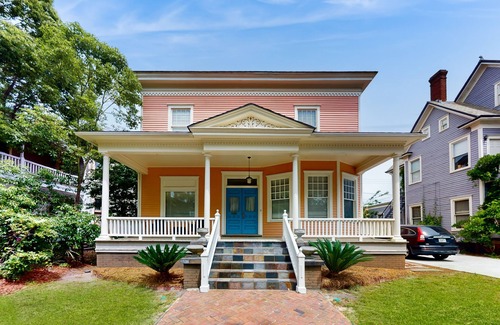 Thomas Square Apartment | 2nd-floor apartment near Savannah River with full kitchen, washer/dryer, patio