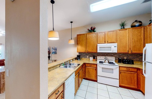 Bahama Bay Condo | 2nd-floor condo with pool & hot tub view, lanai & splash pad- 10 miles to Disney