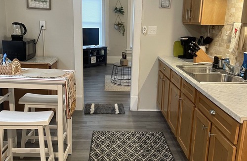 Downtown Buffalo Apartment | 2nd. Floor Cozy Buffalo Medical Corridor Apartment. Parking