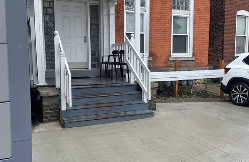 Downtown Buffalo Apartment | 2nd. Floor Cozy Buffalo Medical Corridor Apartment. Parking
