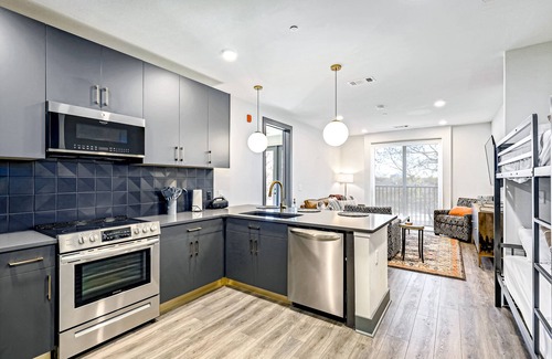 Rolling Mill Hill Condo | 2nd-floor downtown condo near top attractions with balcony, rooftop lounge, gym