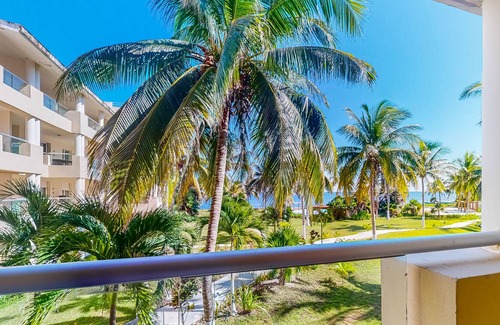 Puerto Morelos House | 2nd-floor ocean-view condo with private balcony, outdoor pool, hot tub, AC