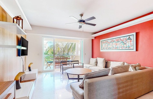 Puerto Morelos House | 2nd-floor ocean-view condo with private balcony, outdoor pool, hot tub, AC