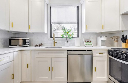 East New York House | 2nd Floor Unit · NY Large Private 3BD WshDyr/Parking/5min train