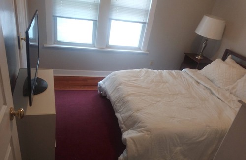 Oak Park House | 2nd floor unit w/ 2 bedrooms/ 1 bath/ kitchen a gym and a deck