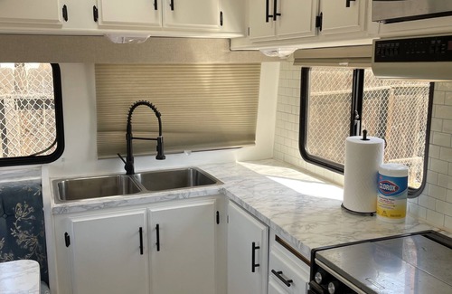 Moreno Valley House | 2RV/Stunning and comfortableCamper/private/freeparking/internet and Netflix