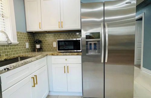 Government Hill House | 3/2.5- Sleeps 6: Sea World Fiesta Texas Downtown