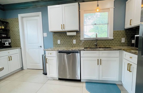 Government Hill House | 3/2.5- Sleeps 6: Sea World Fiesta Texas Downtown