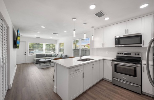 Lake Worth House | 3/2 Cottage - 2 Miles from Beach