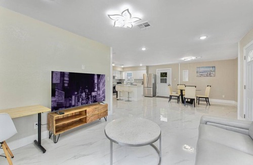St. Petersburg - Clearwater House | 3/2 Cozy & Stylish Poolside Home