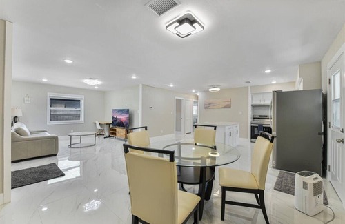 St. Petersburg - Clearwater House | 3/2 Cozy & Stylish Poolside Home