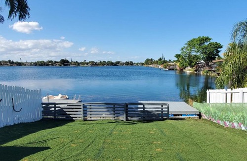 Hollywood House | 3/2 Lake House - Water Activities And Docking Area 2