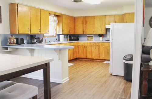 Lake Charles House | 3/2 on 1 acre on main road close to Casinos, Restaurants & Plants!