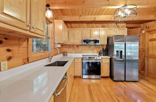 Dawsonville Cabin | 3-4 Bedroom Lake Front Cabin for any season! Perfect Large Family Retreat!