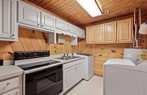 Dawsonville Cabin | 3-4 Bedroom Lake Front Cabin for any season! Perfect Large Family Retreat!