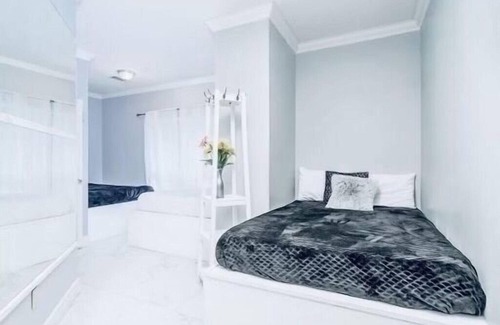 Mid America House | 3 acres on Lake Hamilton with a pool- Sleeps 35 guest