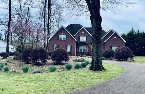 Mid America House | 3 acres on Lake Hamilton with a pool- Sleeps 35 guest