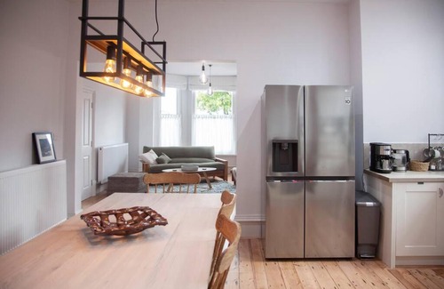Old Trafford Apartment | 3 Bath Contemporary Victorian Near Manchester Attractions