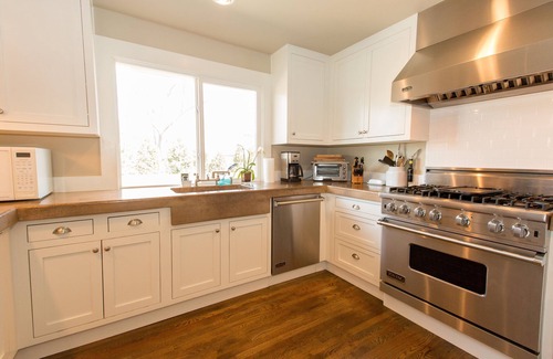 St. Helena House | 3 bd 2 ba Vineyard View Farmhouse close to downtown St. Helena Permit PL24-006