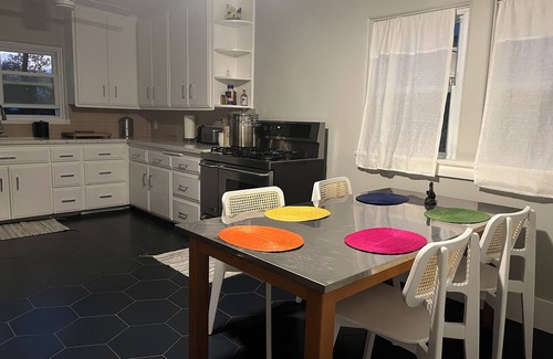 University Heights House | 3 BD CANYON COTTAGE, KEY LOCATION, BLOCKS FROM PRIDE PARADEn